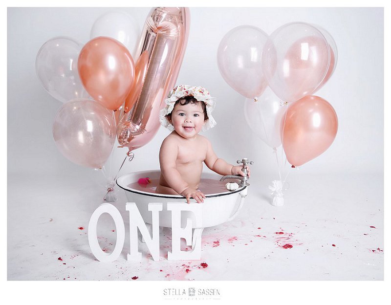 cake smash in studio with balloons and bath